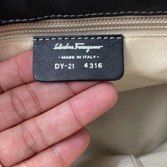 Salvatore Ferragamo purse in very good condition - Picture 12 of 17